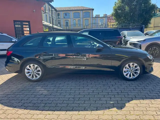 Audi A4 view 4