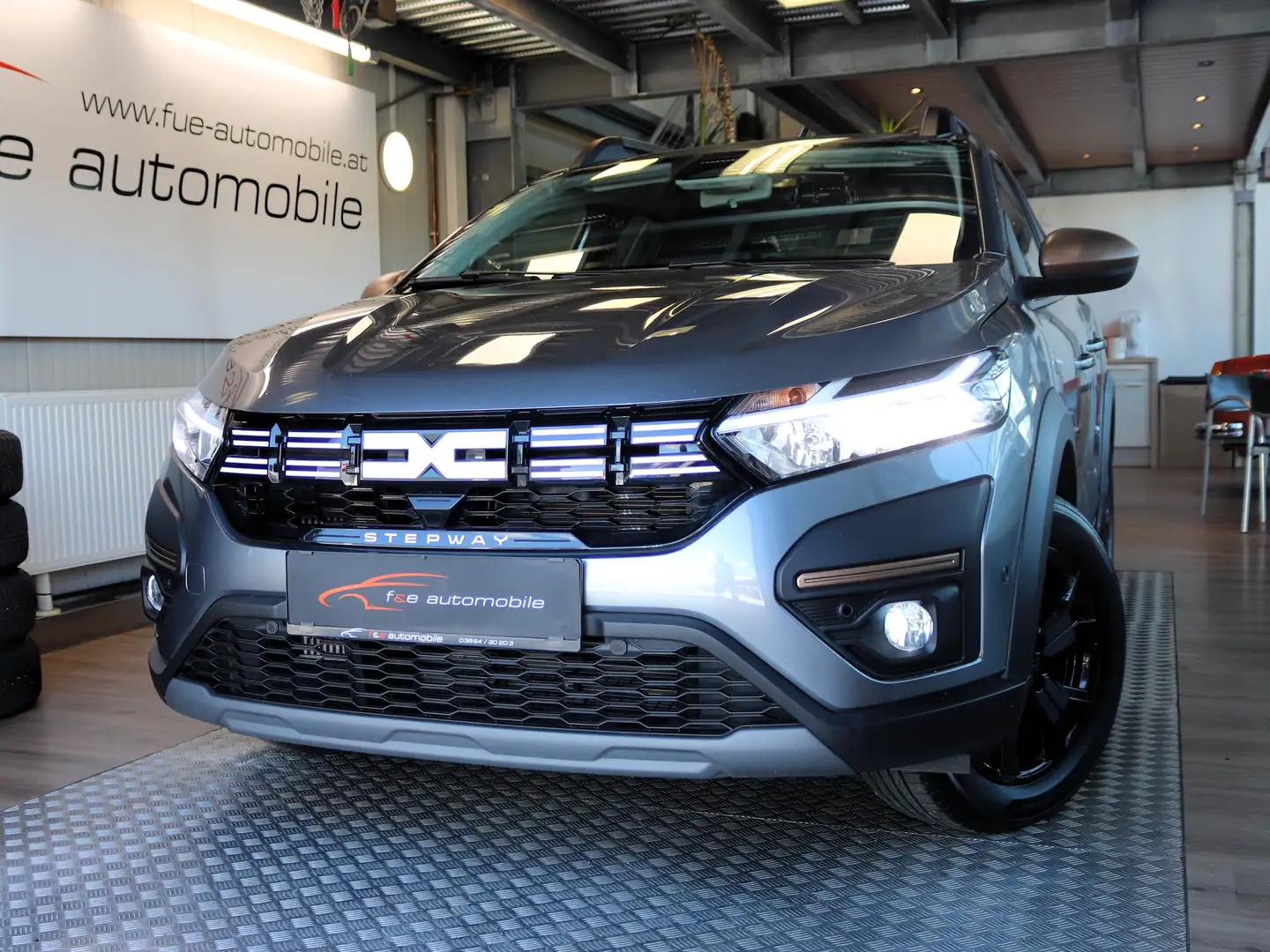 Dacia Sandero 1,0 TCe Stepway Extreme+ Grau - 1
