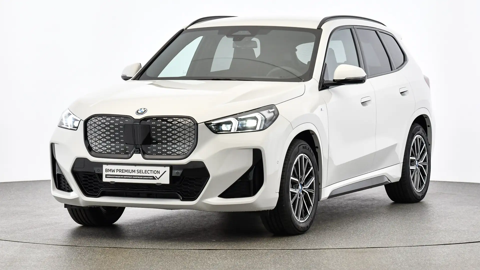 BMW iX1 xDrive30 M Sportpaket // Head-Up // DAB-Tuner Weiß - 1