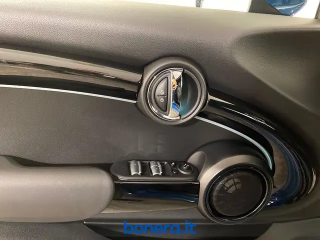 Mini Convertible view 24