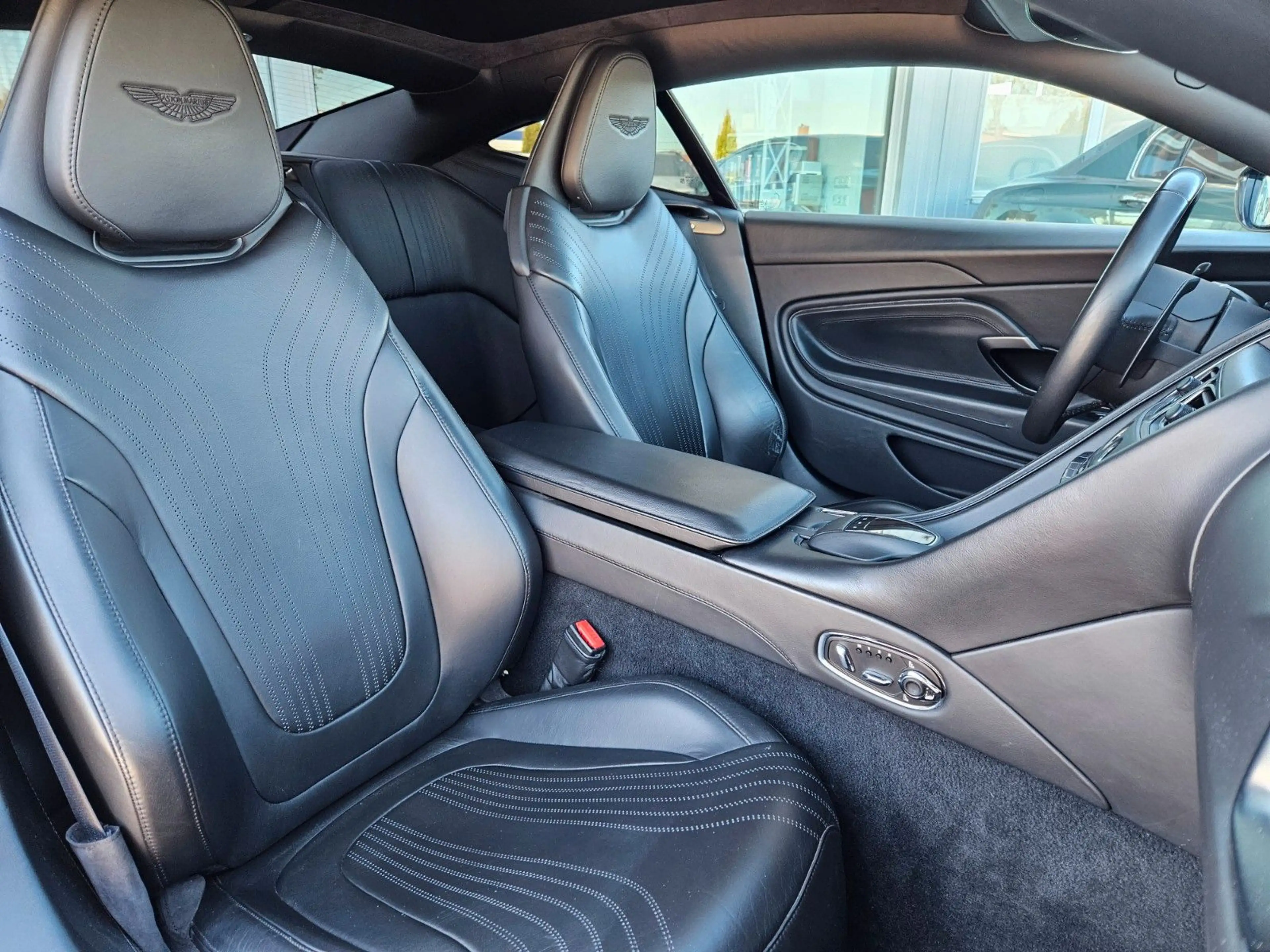 Aston Martin DB11 4.0 V8 -Scheckheft -Deutsches Fzg. — photo 12