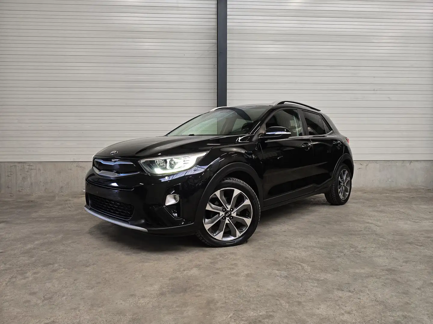 Kia Stonic ✖️ FULL BLACK | GPS | TVA ✔️ Noir - 1