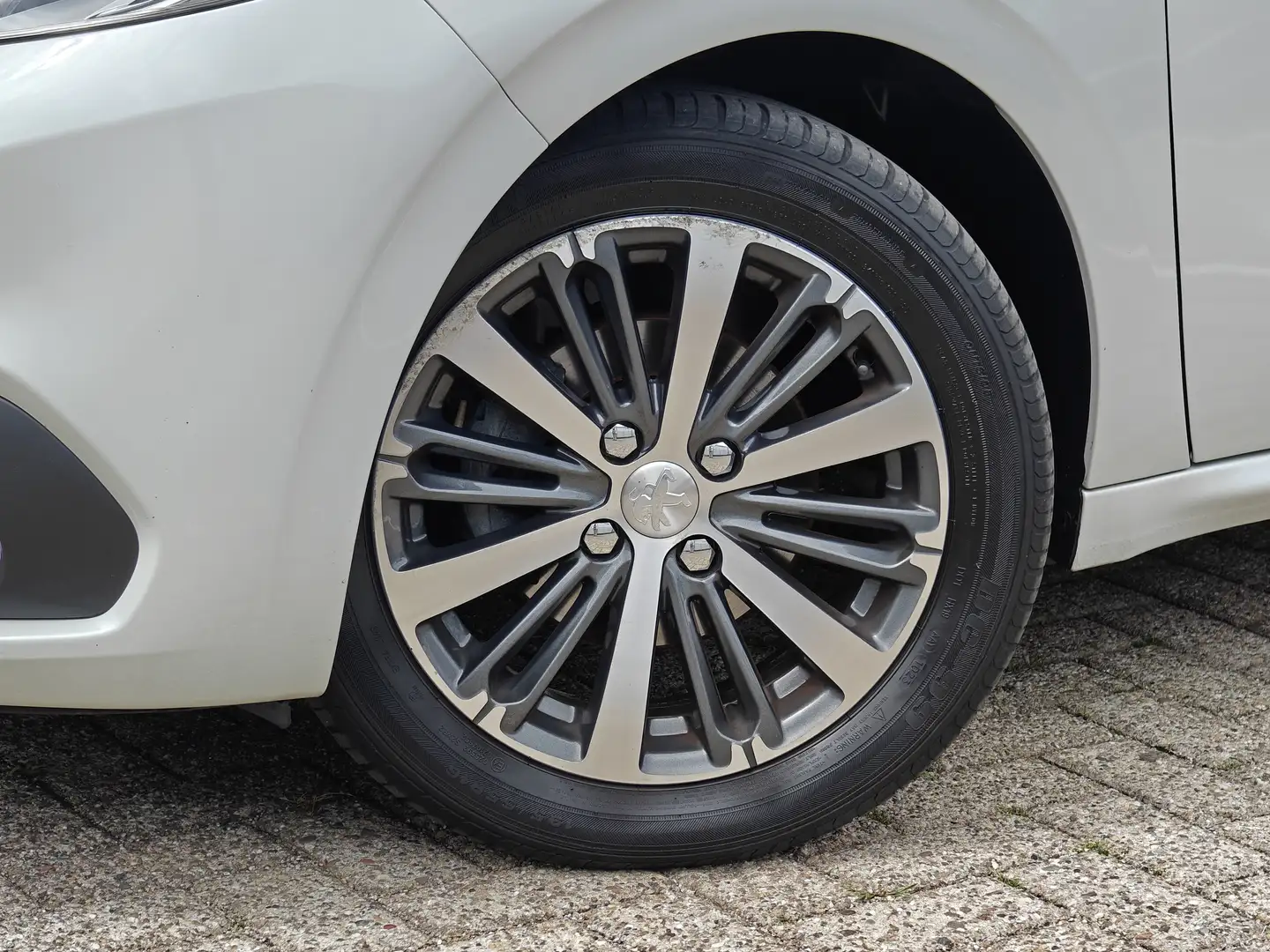 Peugeot 208 1.2 PureTech Allure automaat | Achterbank in delen Blanc - 2