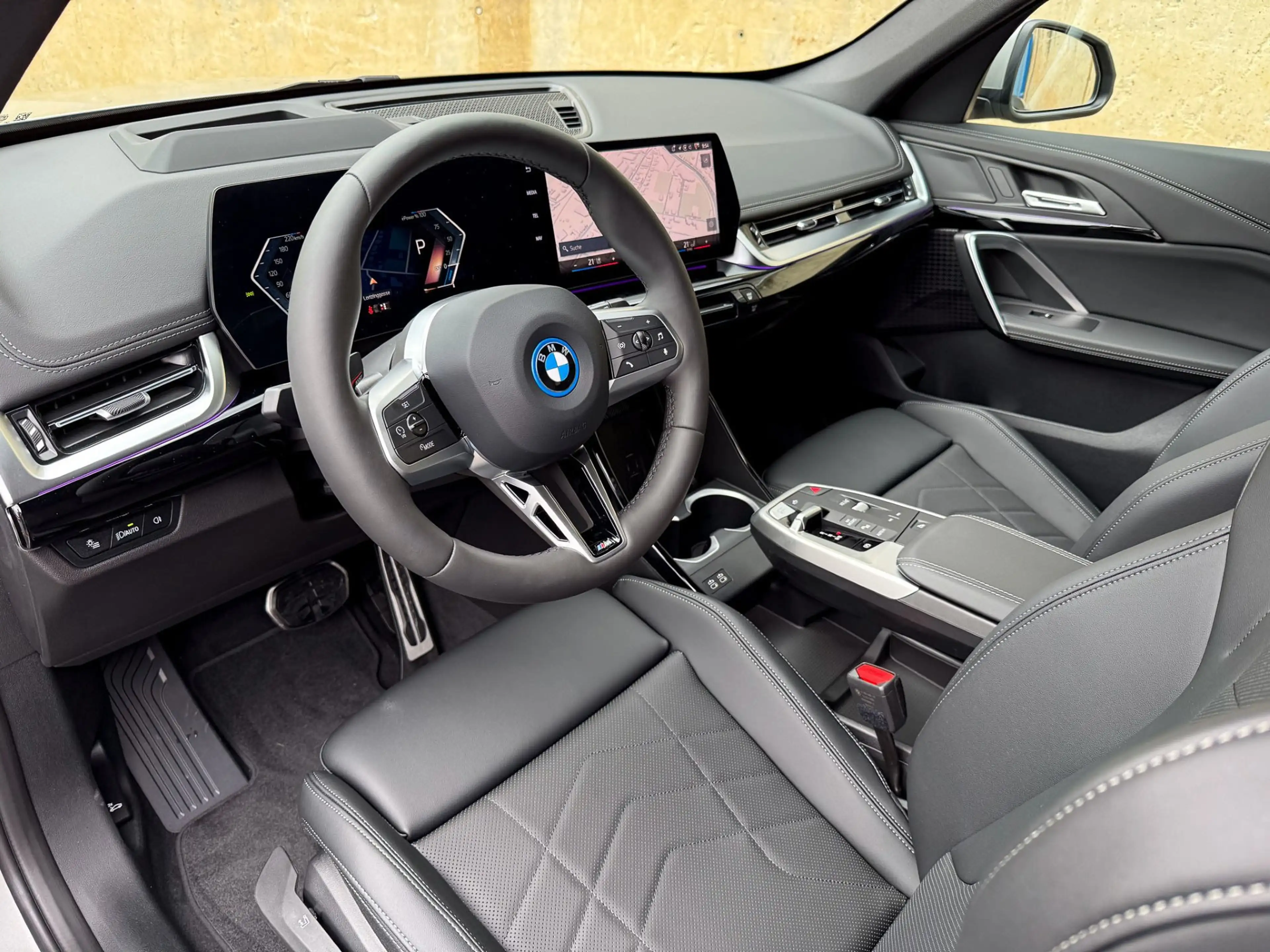 BMW iX1 eDrive20 — photo 8