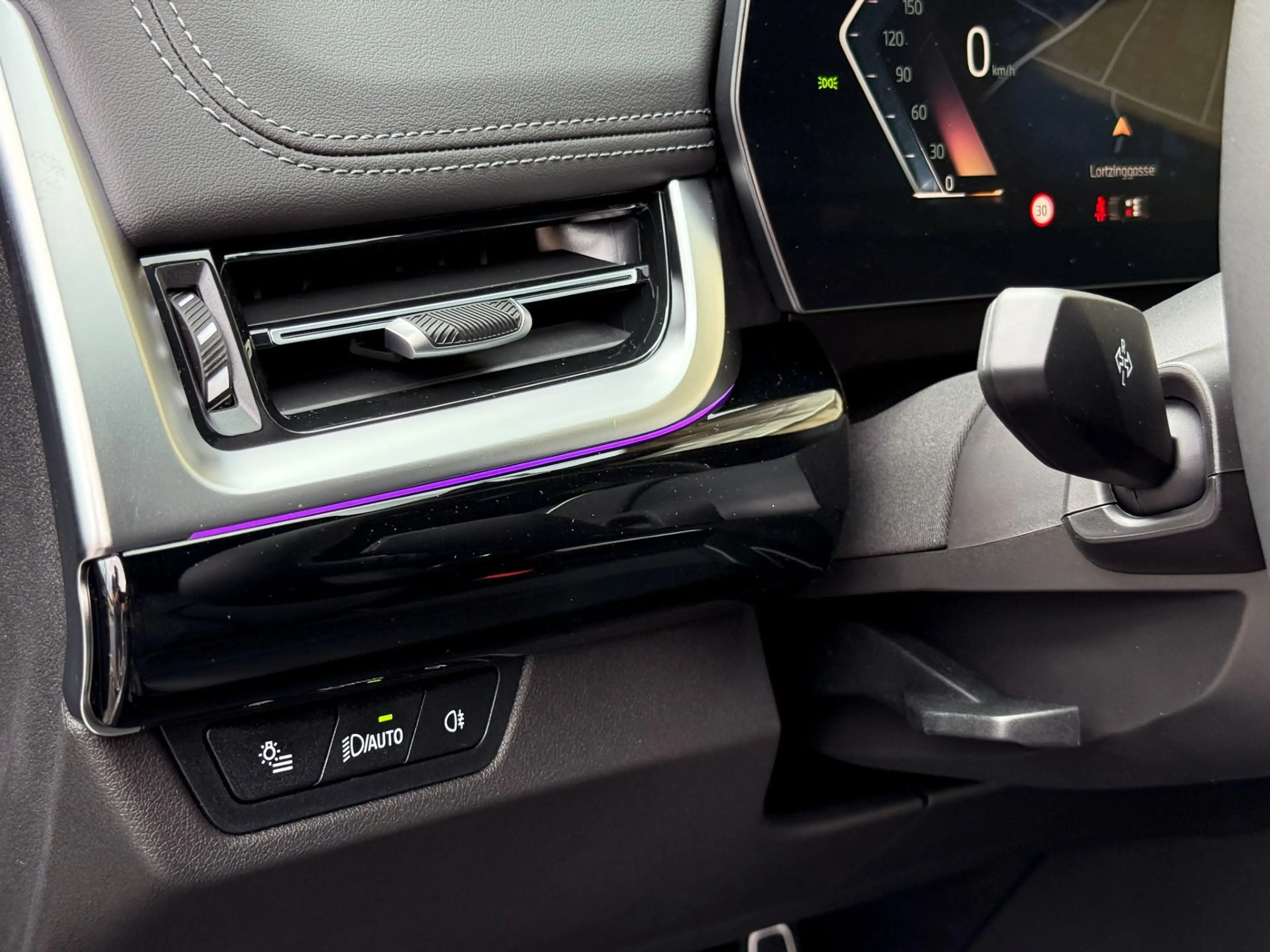 BMW iX1 eDrive20 — photo 11