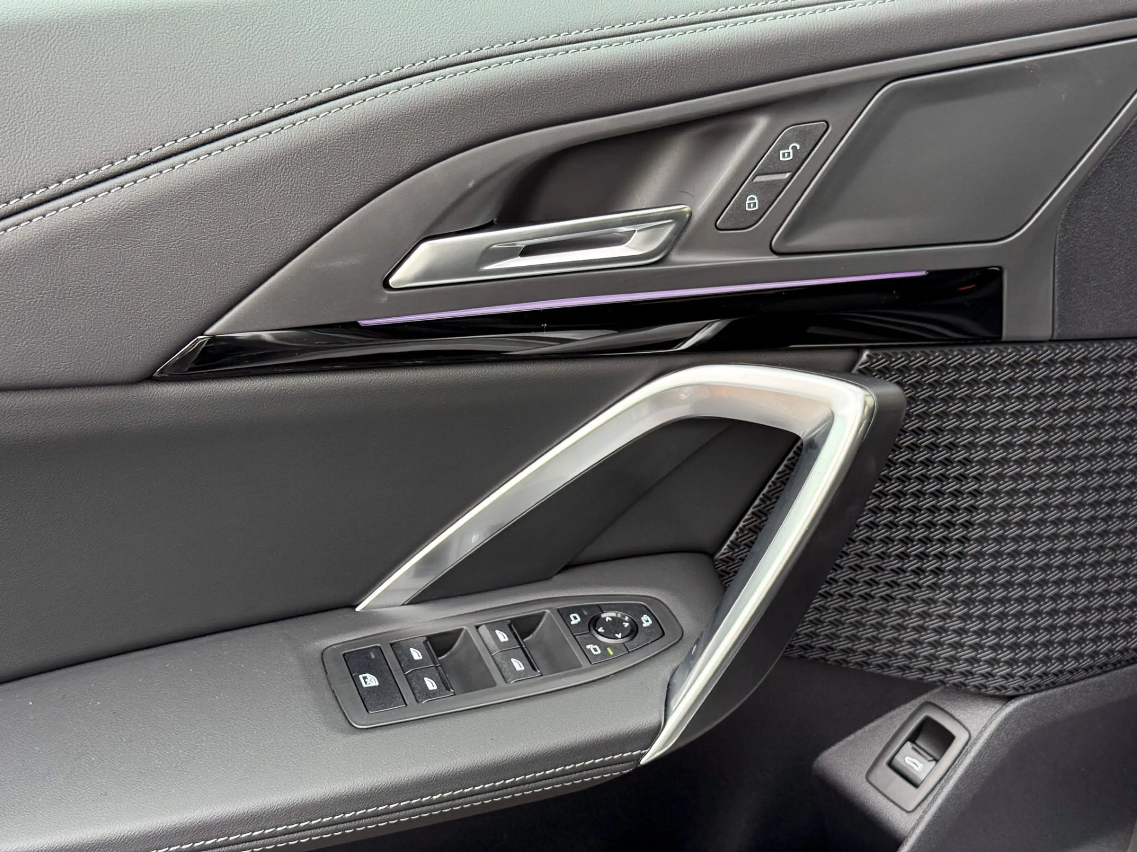 BMW iX1 eDrive20 — photo 12