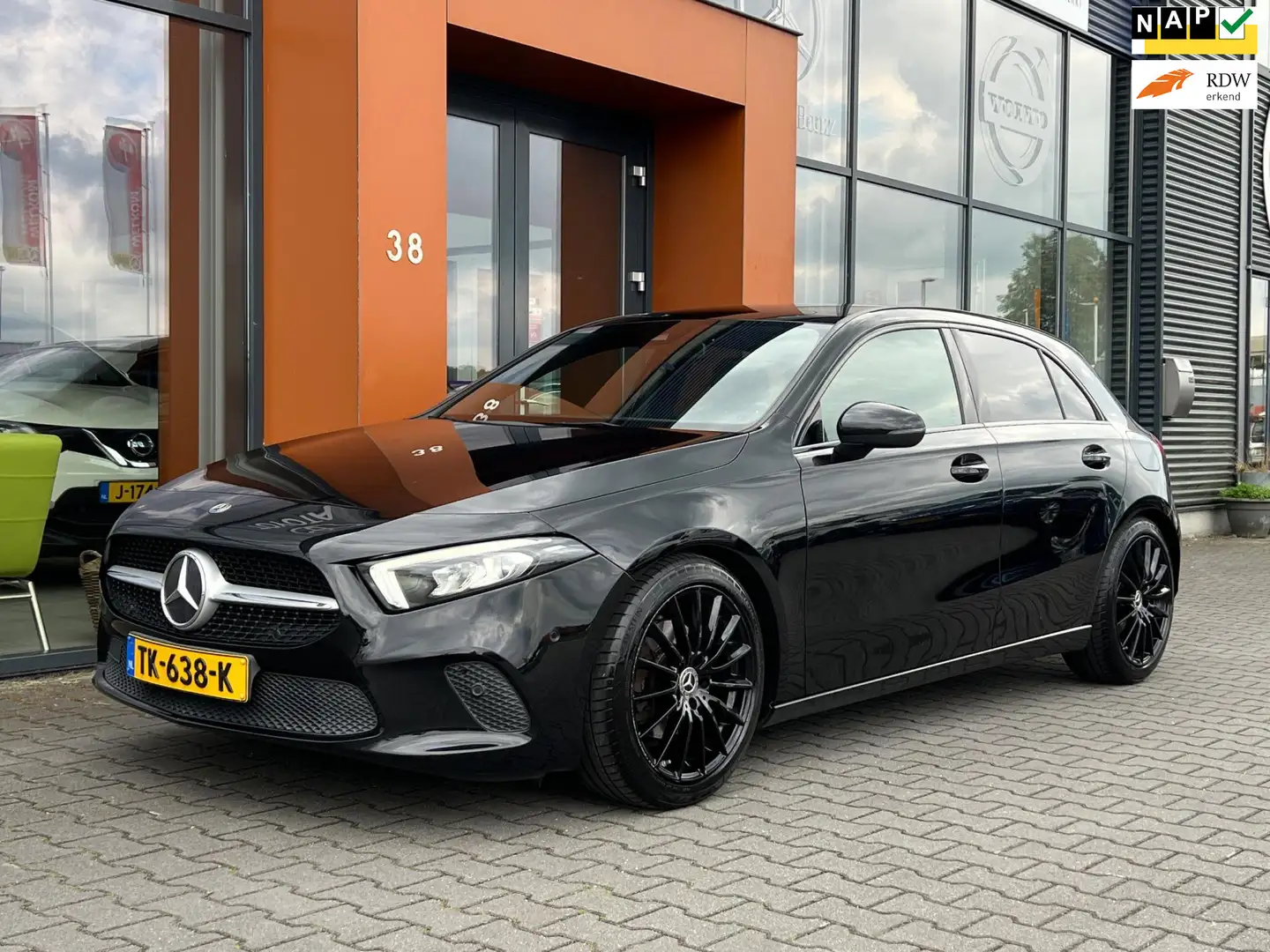 Mercedes-Benz A 200 AMG automaat|LED|Leer|Navi|PDC Zwart - 1