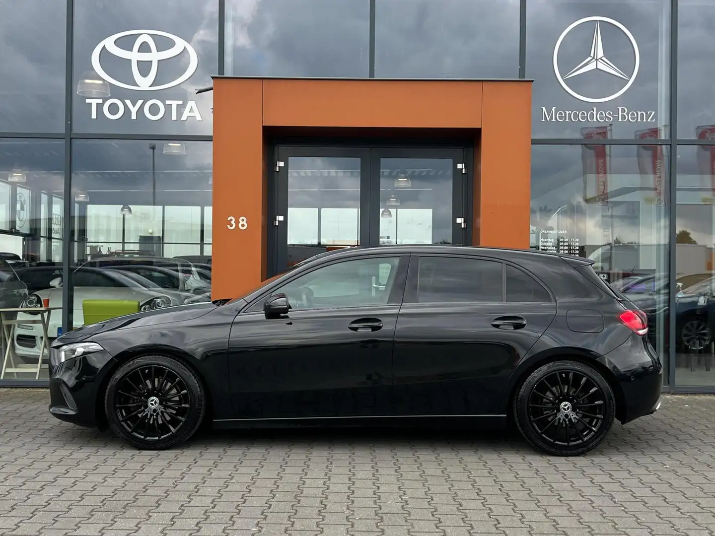 Mercedes-Benz A 200 AMG automaat|LED|Leer|Navi|PDC Zwart - 2