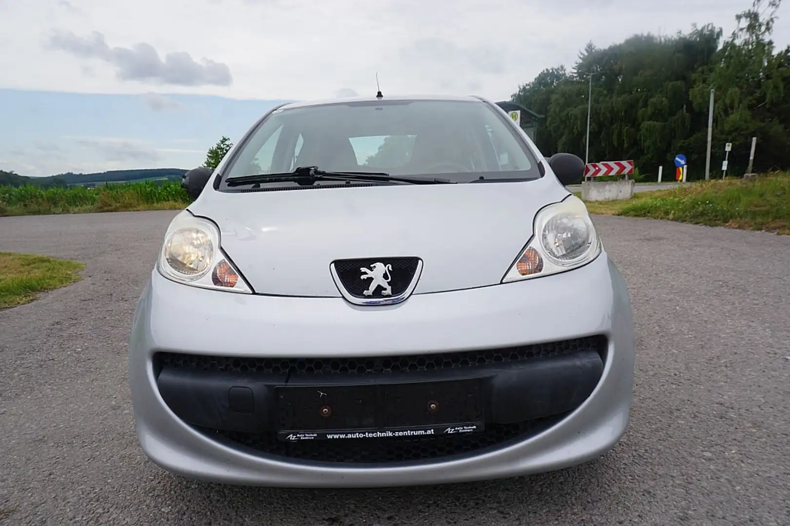 Peugeot 107 Junior 1,0 12V Grau - 1