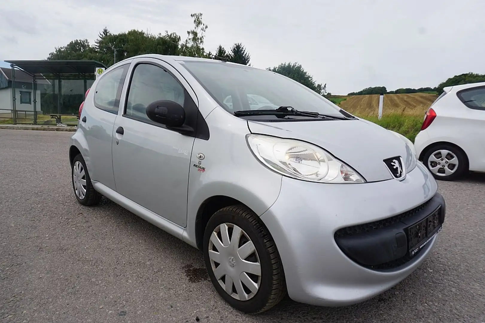 Peugeot 107 Junior 1,0 12V Grau - 2