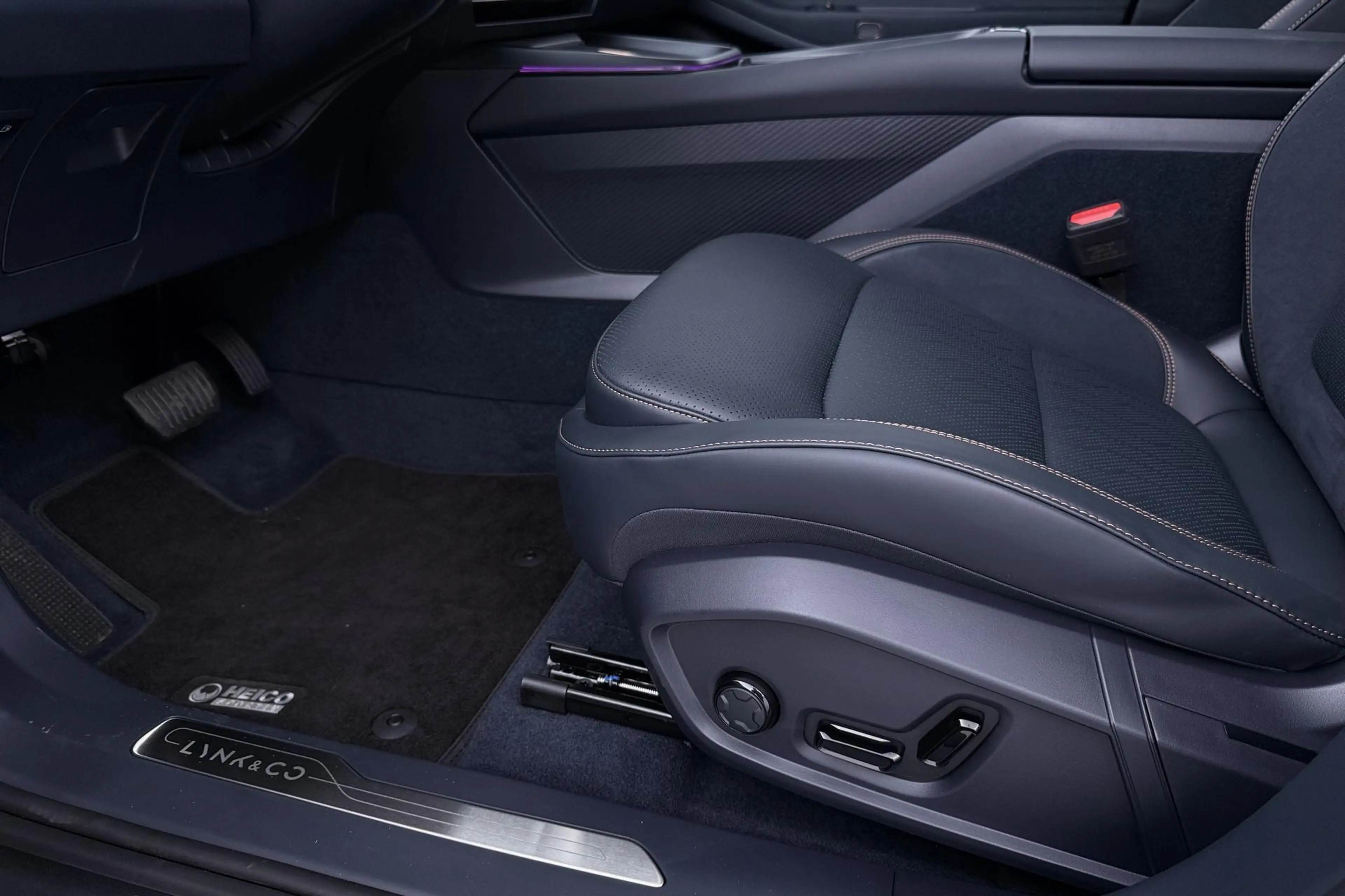 Lynk & Co 08 Lynk&co 1.5 More HEICO SPORTIV | ACC | Panoramadak — photo 46