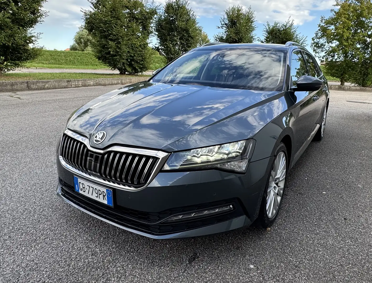 Skoda Superb Wagon 2.0 tdi evo Executive 150cv dsg7 Gris - 1
