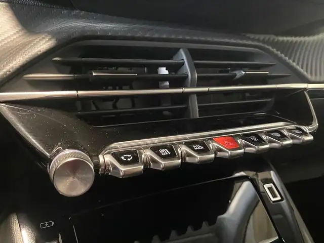 Peugeot 208 view 11