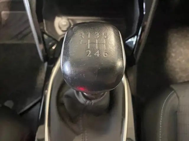 Peugeot 208 view 12