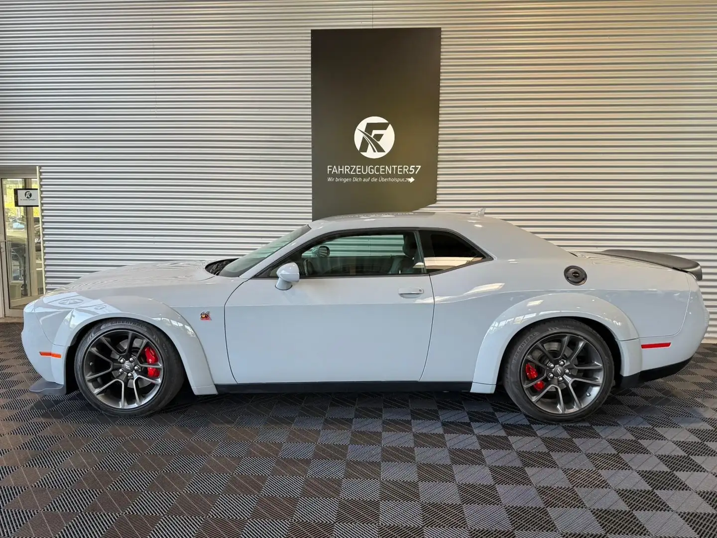 Dodge Challenger SCATPACK 6.4L /WIDEBODY/ALPINE®/RFK Gris - 2