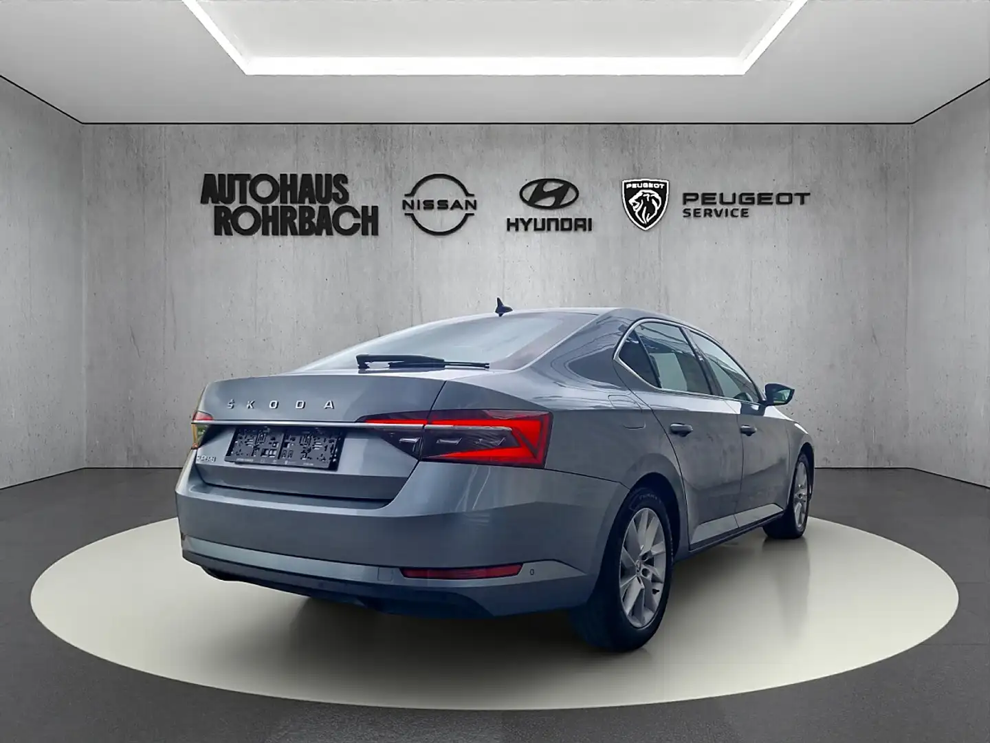 Skoda Superb 2,0 TDI Style Grau - 2