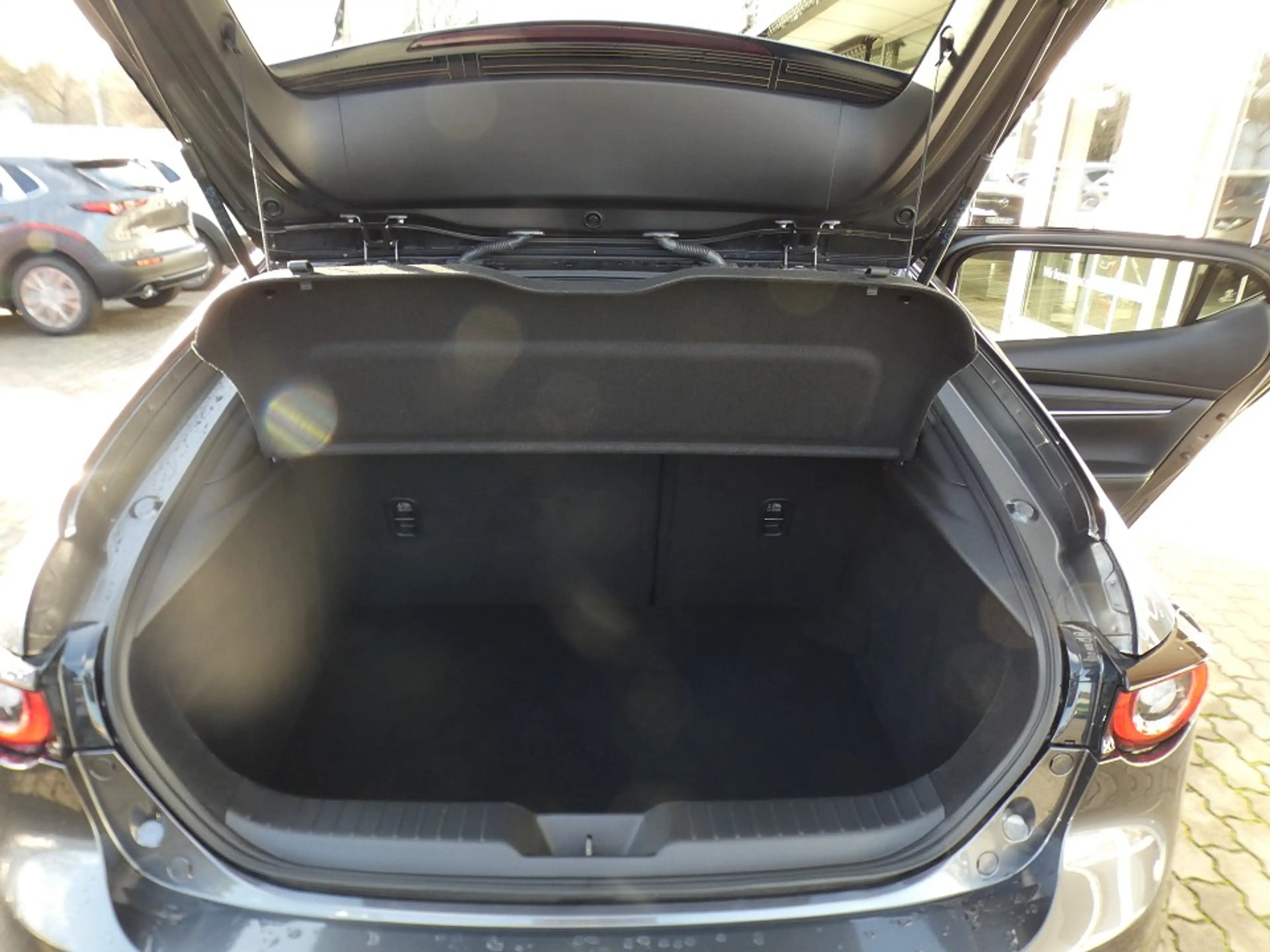 Mazda 3 2.5L e-SKYACTIV G 140ps 6MT FWD Takumi — photo 10