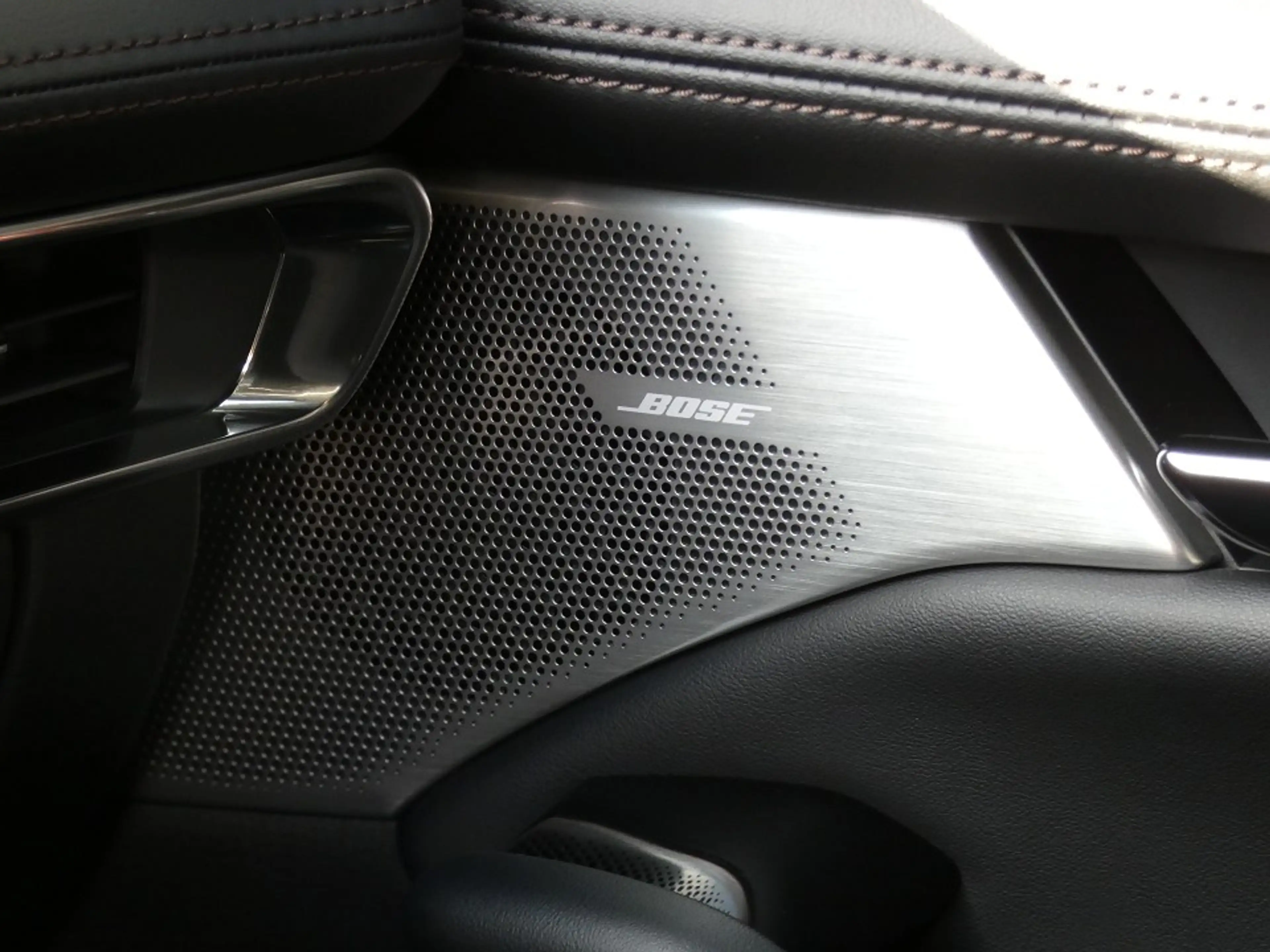 Mazda 3 2.5L e-SKYACTIV G 140ps 6MT FWD Takumi — photo 15