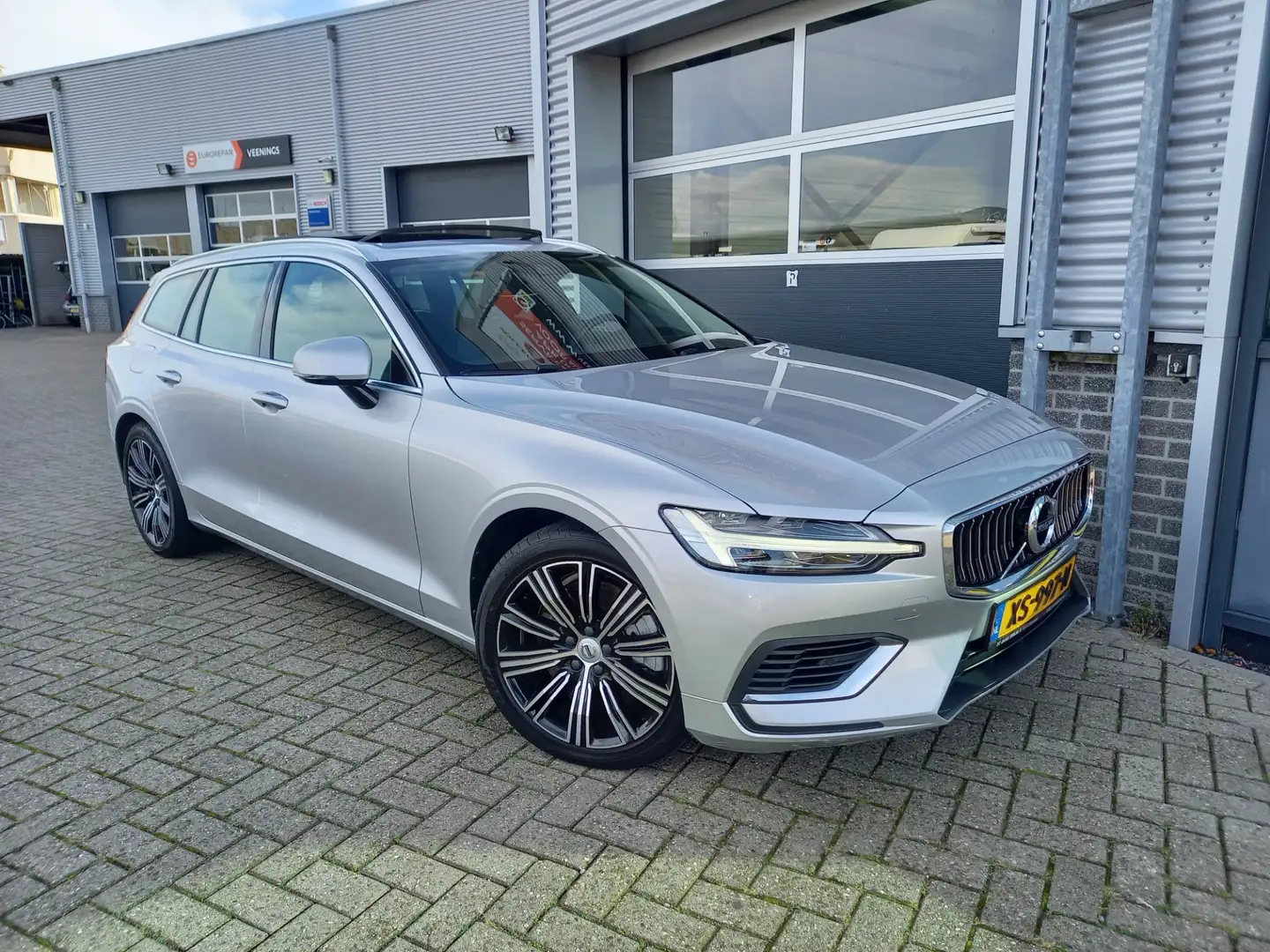 Volvo V60 2.0 T8 Twin Engine AWD Inscription - PANO - TREKHA Grijs - 2
