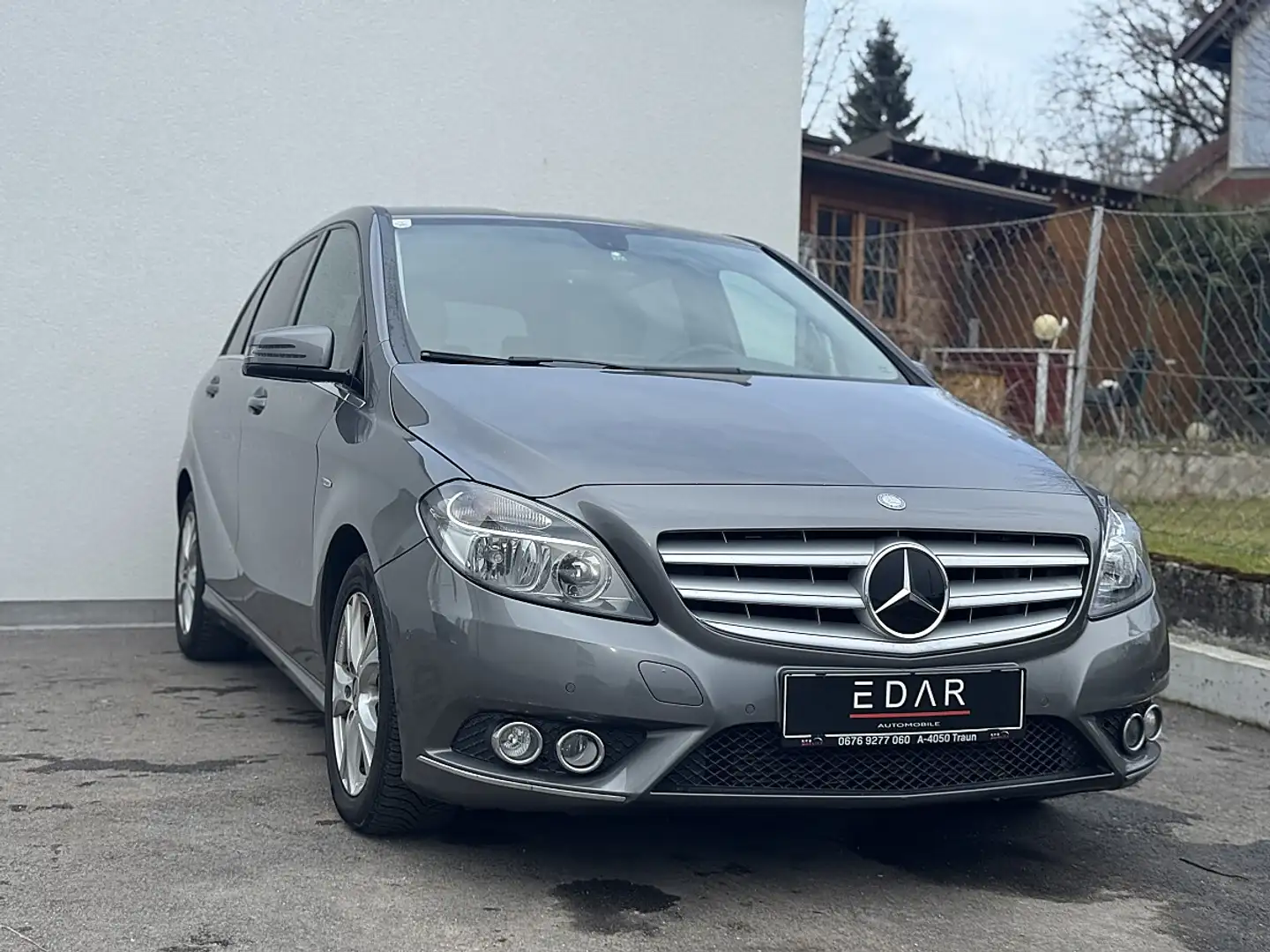 Mercedes-Benz B 200 CDI BlueEfficiency DPF Aut. Grau - 2