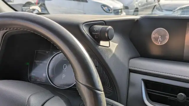 Lexus Ux view 12