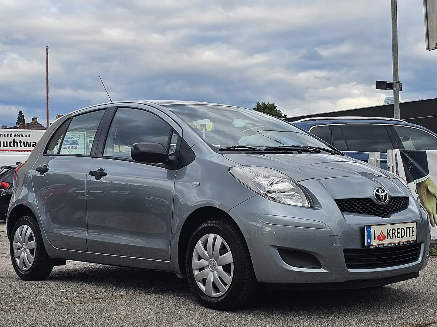 Toyota Yaris 1,0 VVT-i Luna Nur 86300 KM! 1-Hand Pickerl + S... Grau - 1