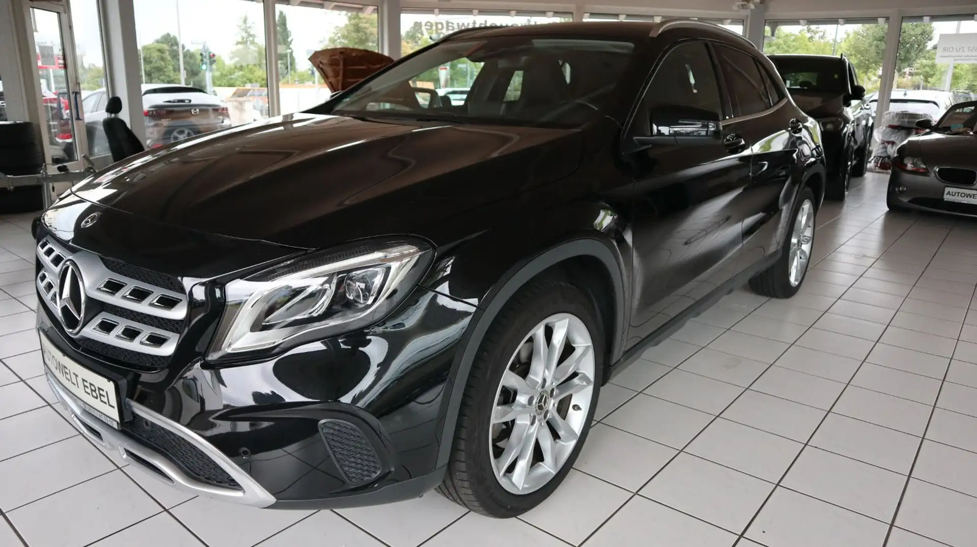 Mercedes-Benz GLA 250 4Matic*LED*NAVI*PDC V+H* RFK*SHZ*AHK Schwarz - 1