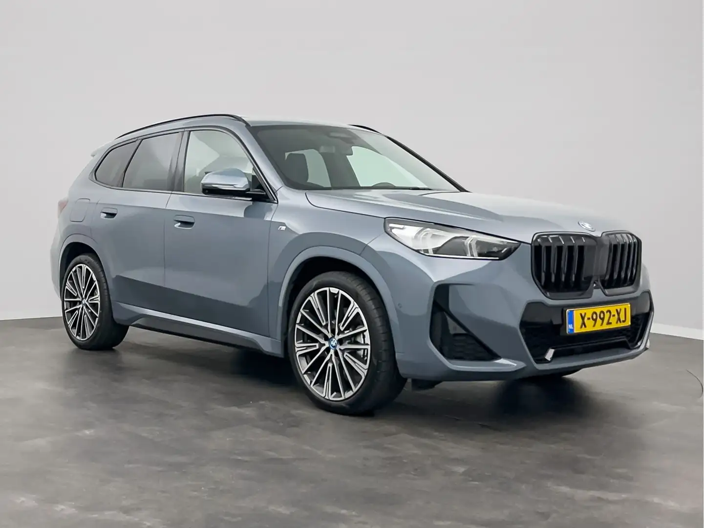 BMW X1 30e xDrive | M Sportpakket | M Adaptief onderstel Grijs - 2