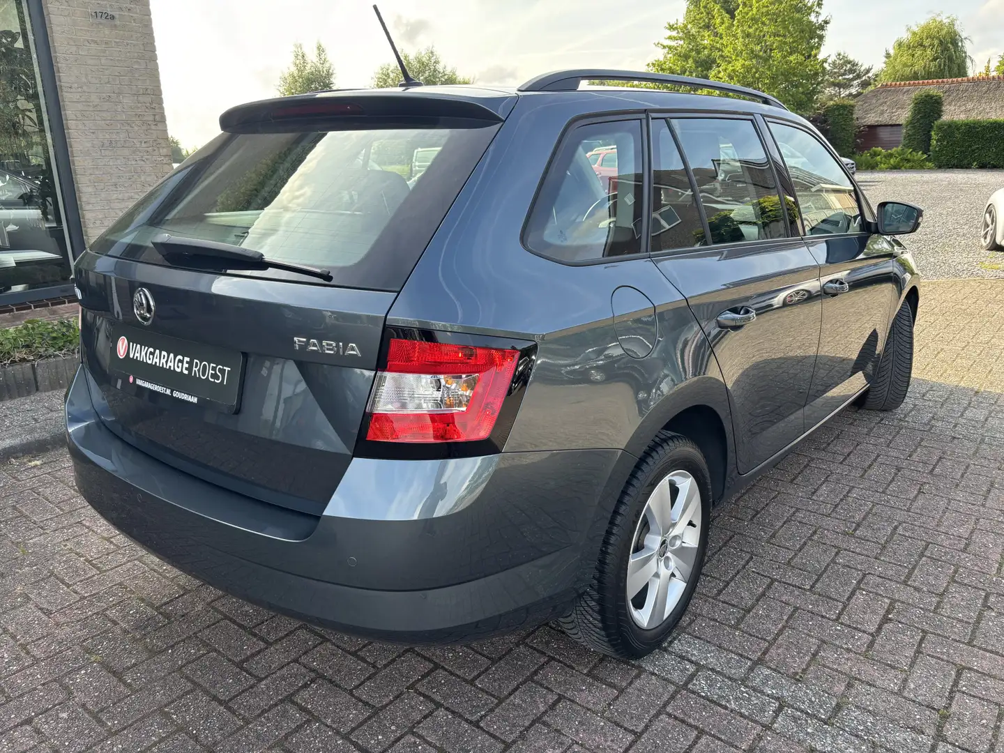 Skoda Fabia Combi 1.2 TSI Ambition Business Navigatie / Parkee Grijs - 2