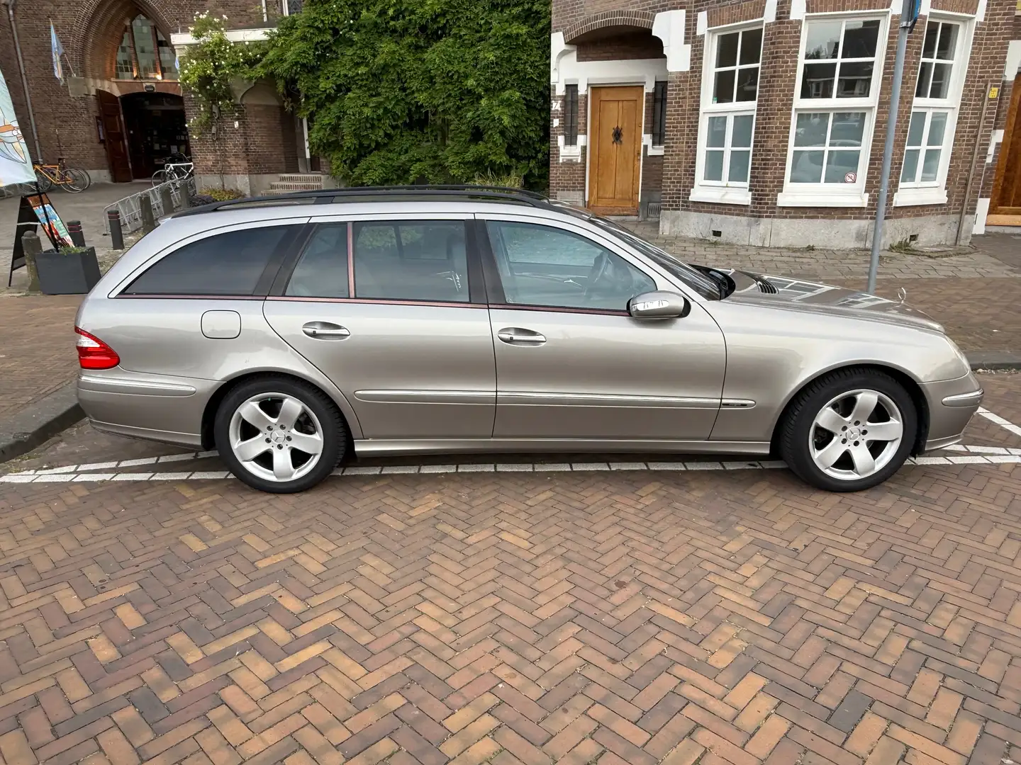 Mercedes-Benz E 500 E 500 designo 4-Matic Argent - 1