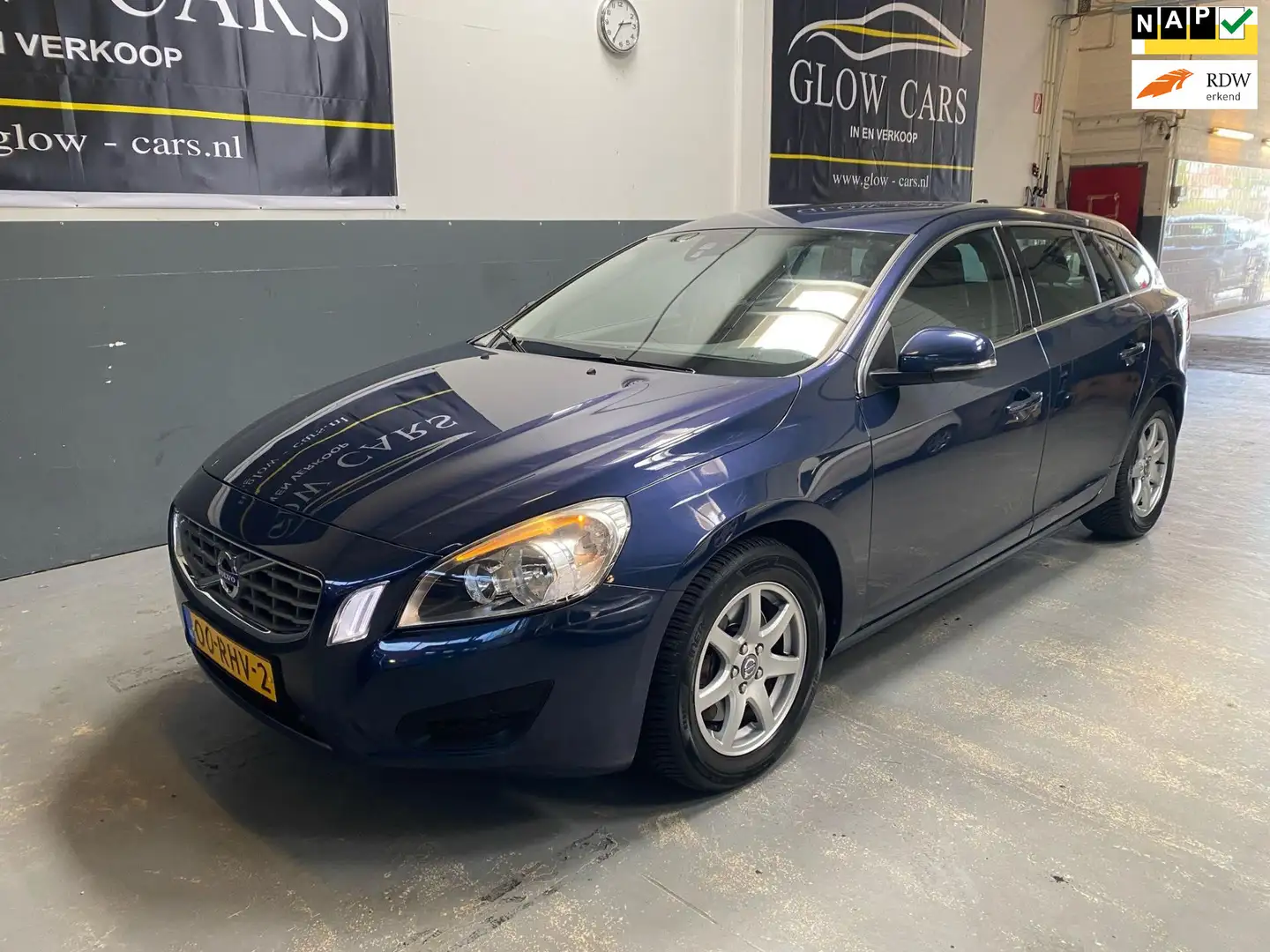 Volvo V60 2.0T Momentum | AUTOMAAT | TREKHAAK | PDC | NAP | Blauw - 1