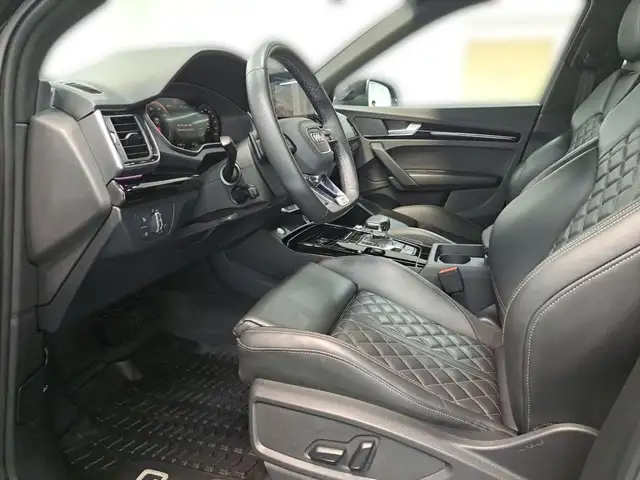 Audi Q5 view 11