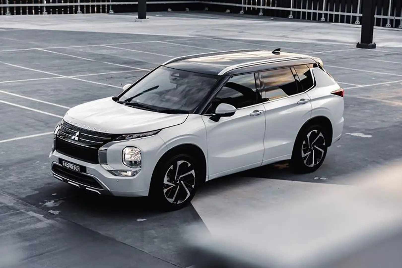 Mitsubishi Outlander 2.4 PHEV PLUS Weiß - 1