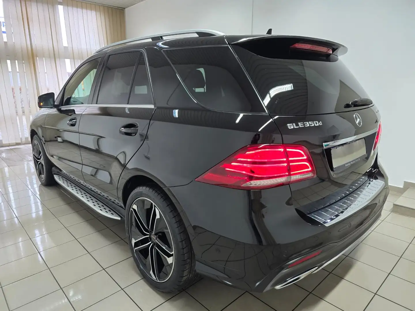 Mercedes-Benz GLE 350 d 4Matic 2x AMG Leder Navi LED Pano Luft AHK 21" Zwart - 2