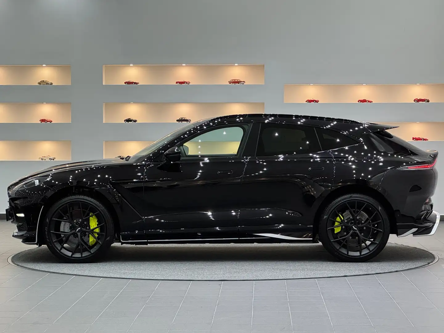 Aston Martin DBX DBX707 AMR24 *VOLLVOLL* Schwarz - 2