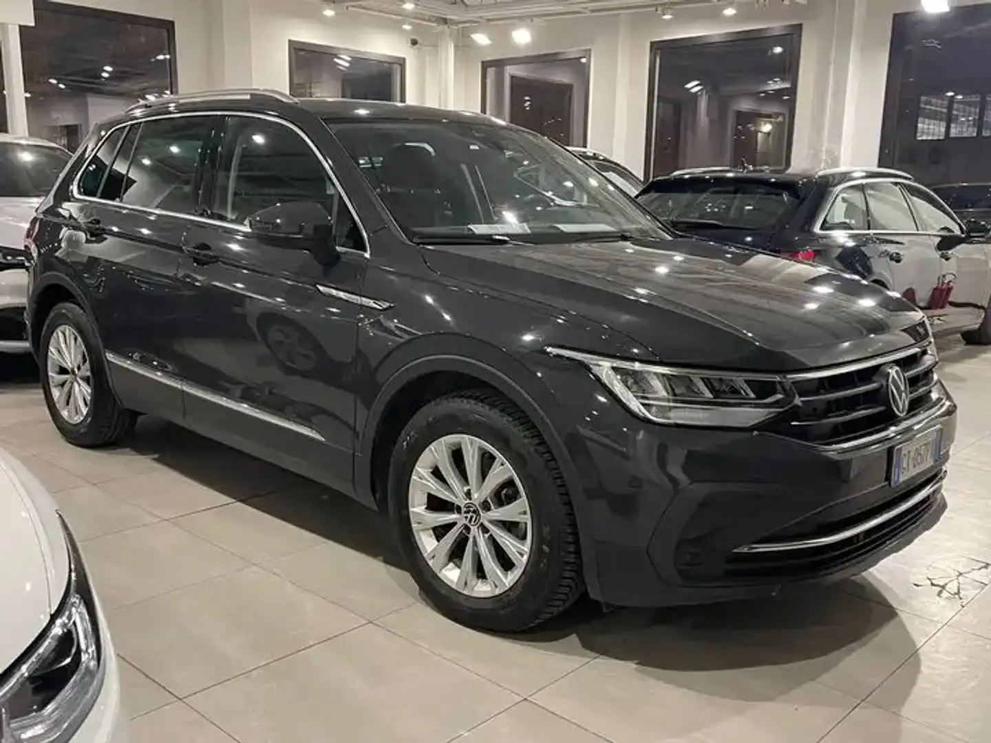 Volkswagen Tiguan 2.0 tdi 150cv dsg LIFE ufficiale volkswagen Grau - 2