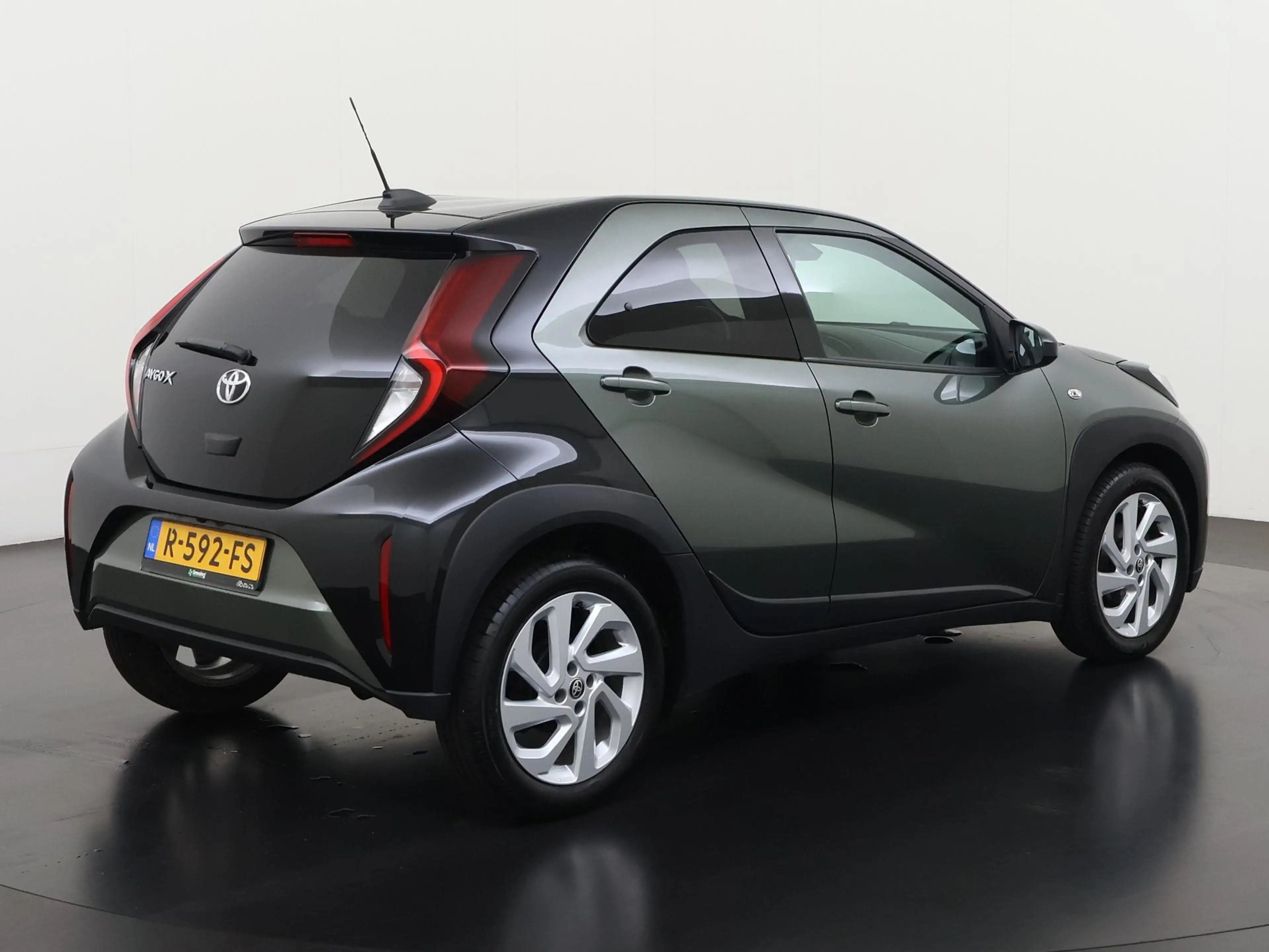Toyota Aygo X 1.0 VVT-i MT first Two-Tone | Camera | Apple/Andro — photo 4