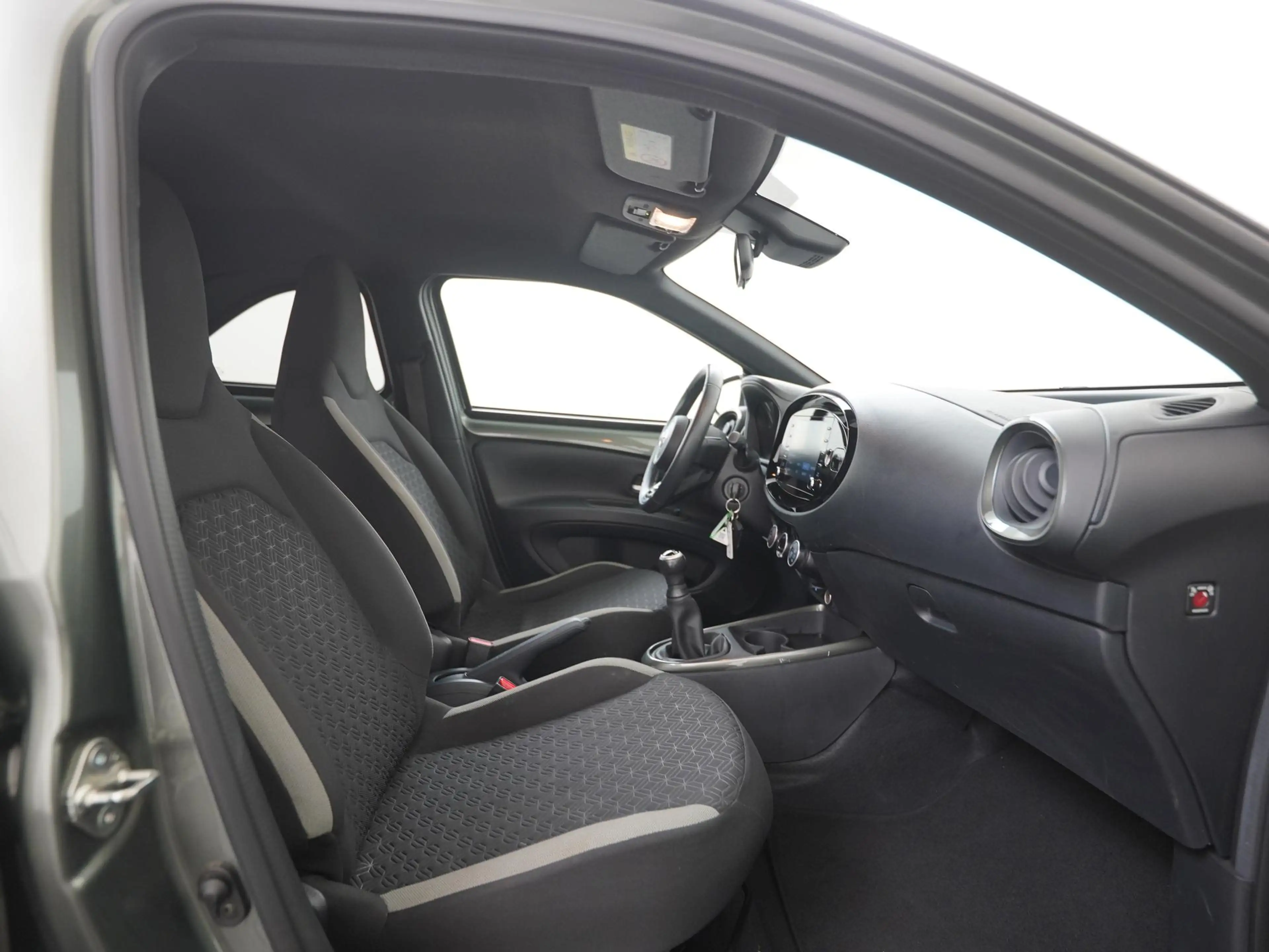 Toyota Aygo X 1.0 VVT-i MT first Two-Tone | Camera | Apple/Andro — photo 3