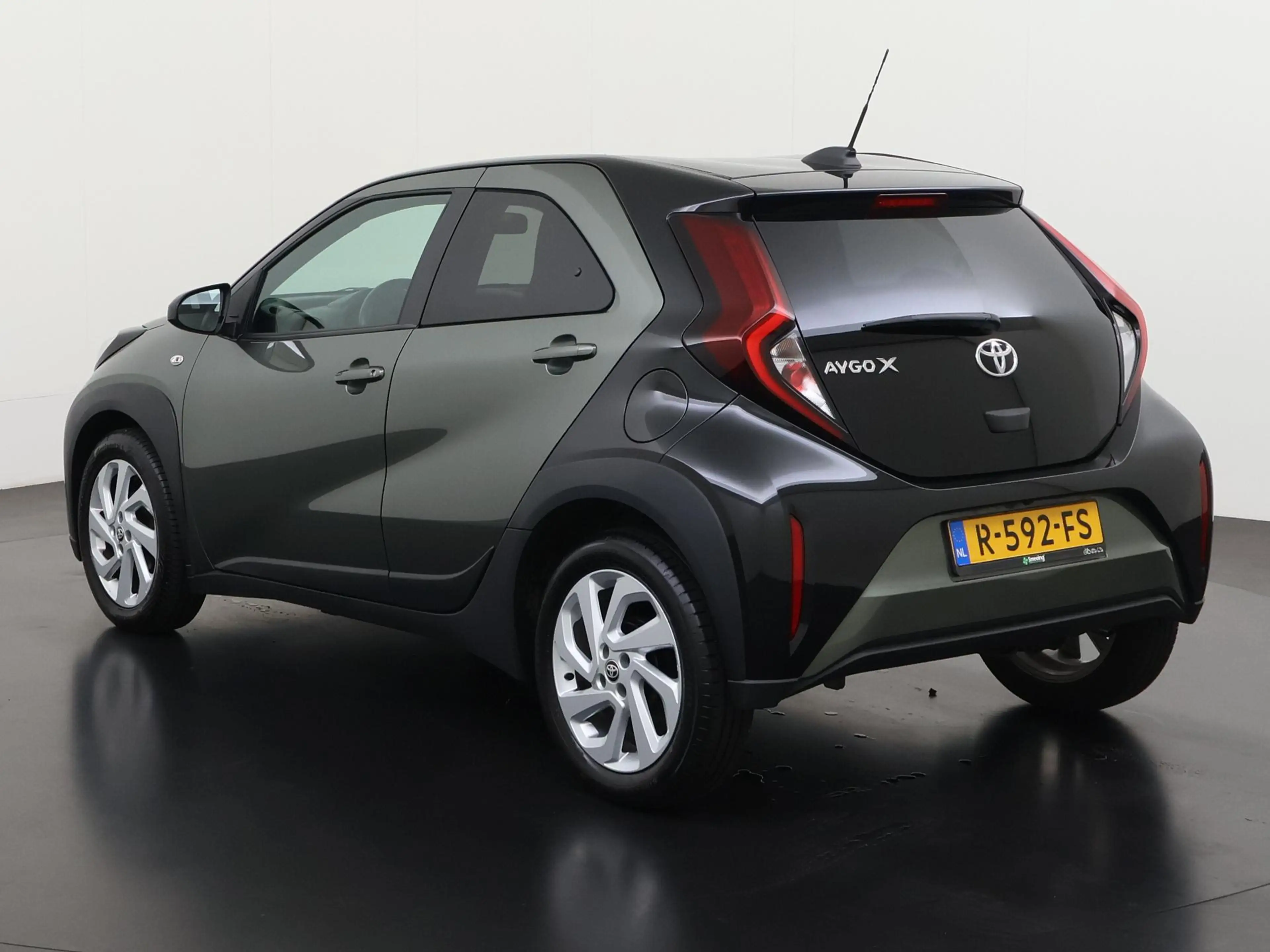 Toyota Aygo X 1.0 VVT-i MT first Two-Tone | Camera | Apple/Andro — photo 6