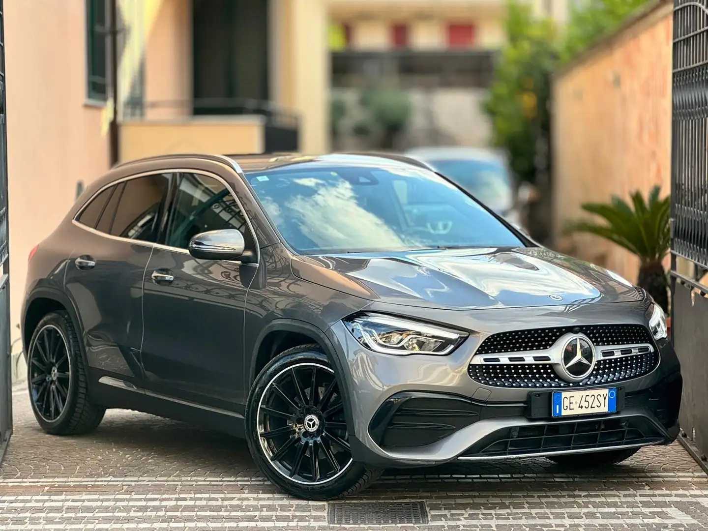 Mercedes-Benz GLA 200 Mercedes-benz GLA 200 d Automatic Premium Grijs - 1