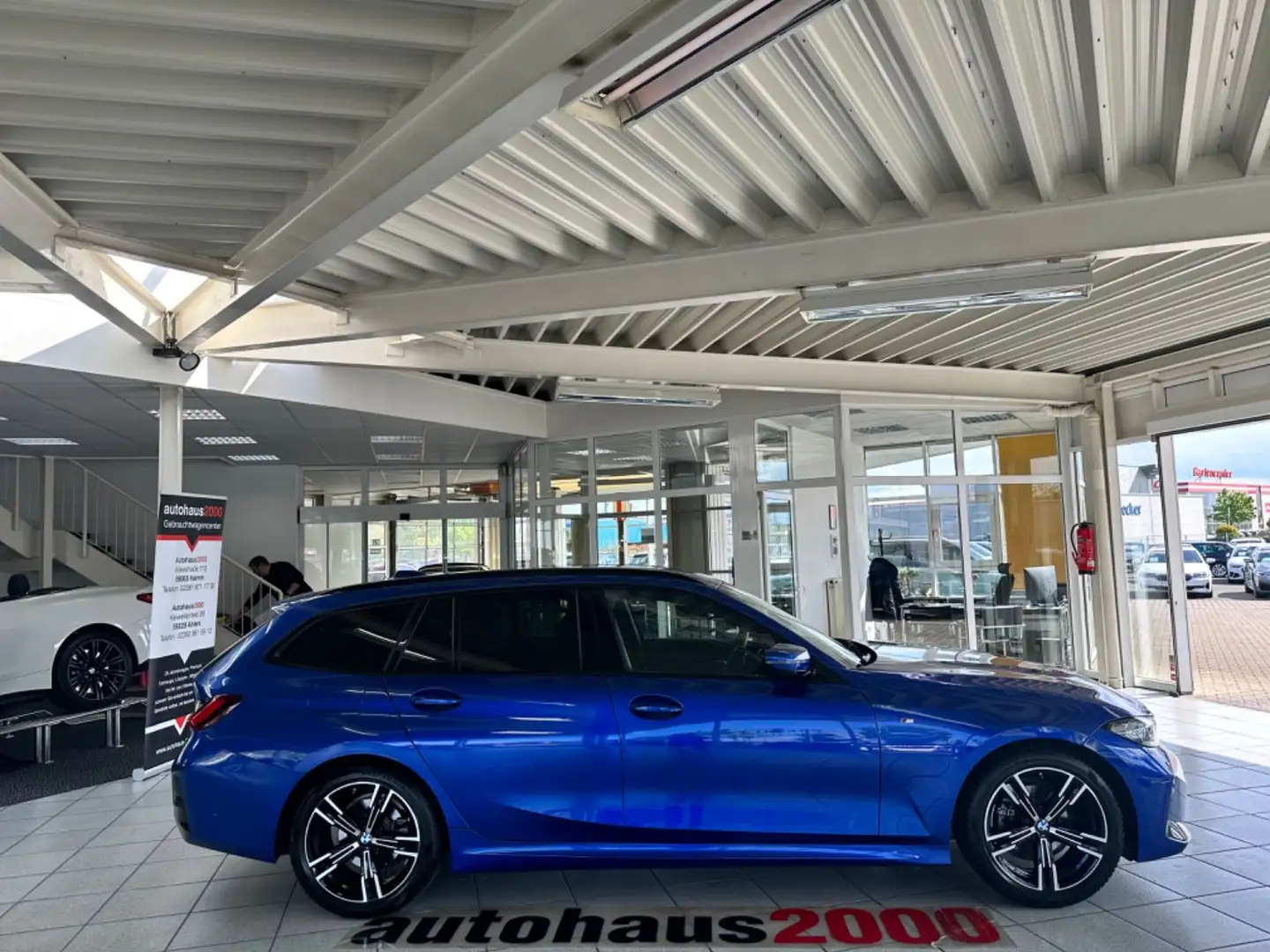 BMW 318 i M Sportpaket LED/AUT./HEAD-UP/CAM/KEYLESS Blauw - 2