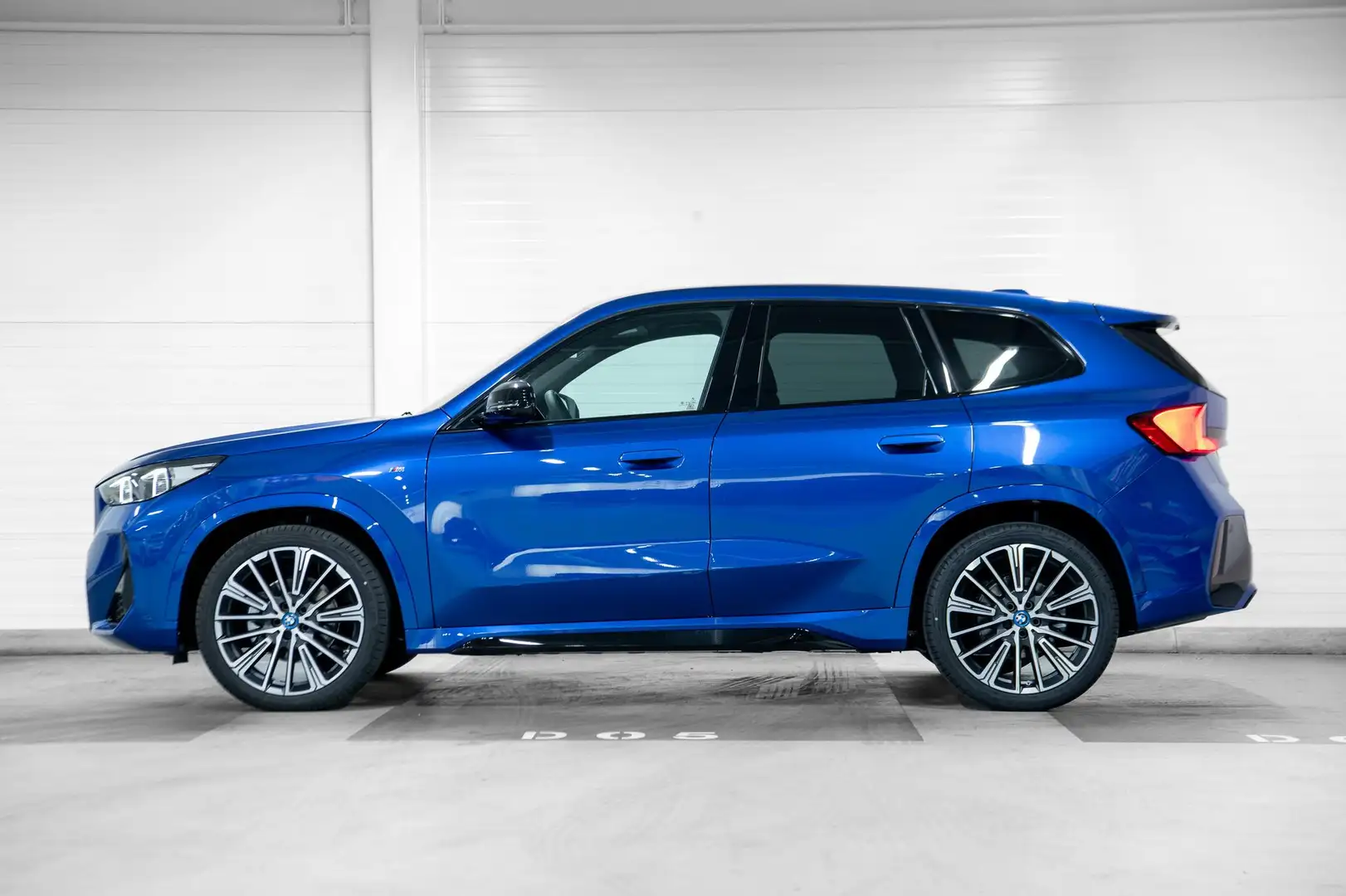 BMW iX1 eDrive20 67 kWh M-Sport | Premium Pack | Comfort P Blauw - 2