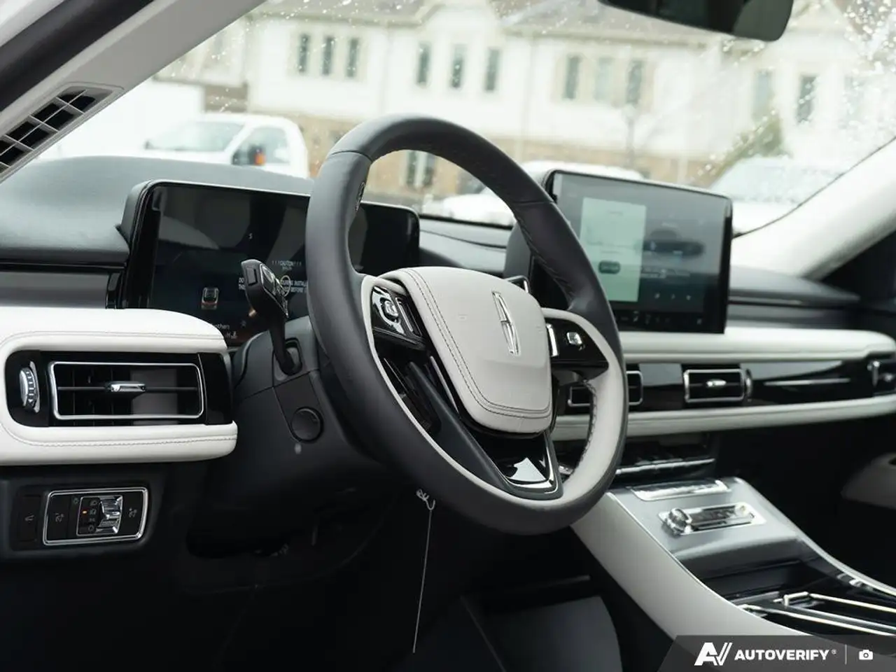 Lincoln Aviator снимка Lincoln Aviator
