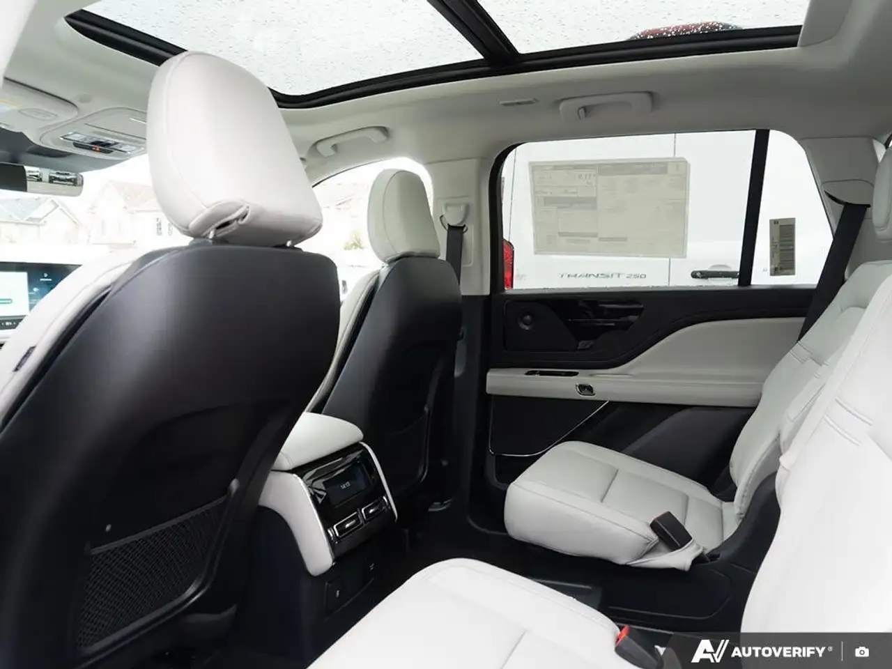 Lincoln Aviator снимка Lincoln Aviator