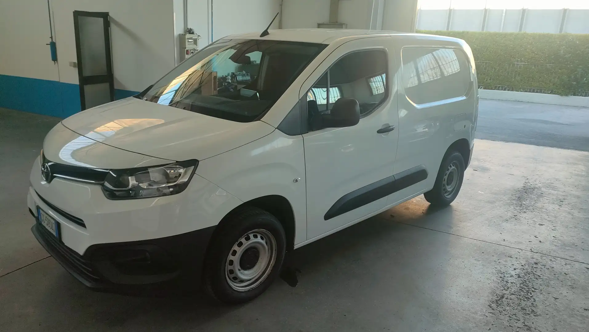 Toyota Proace CITY 15 75 KM  3 POSTI Bianco - 2