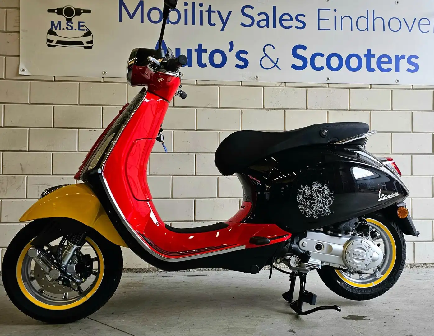 Vespa Primavera Bromscooter 4T. Mickey Mouse Edition Zwart - 1
