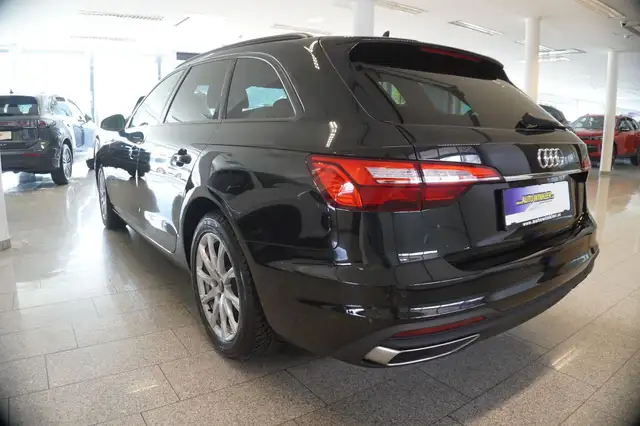 Audi A4 view 4