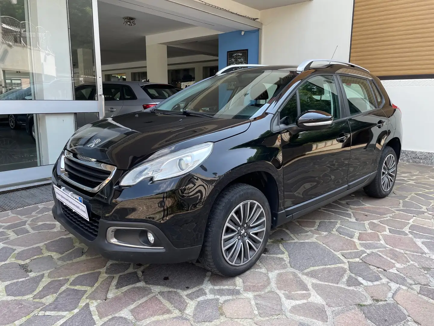 Peugeot 2008 2008 1.2 puretech 12v Active 82cv E6 Schwarz - 1