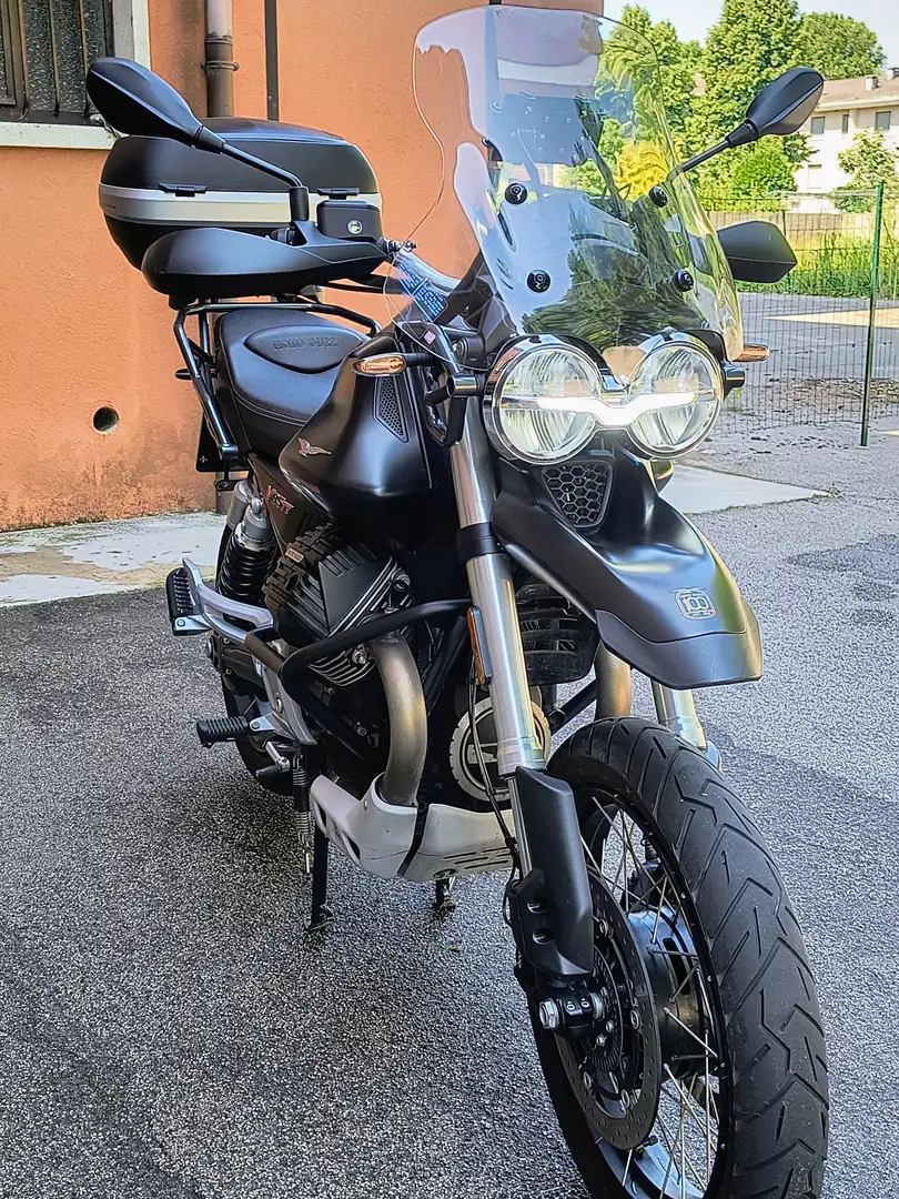Moto Guzzi V 85 TT Noir - 1