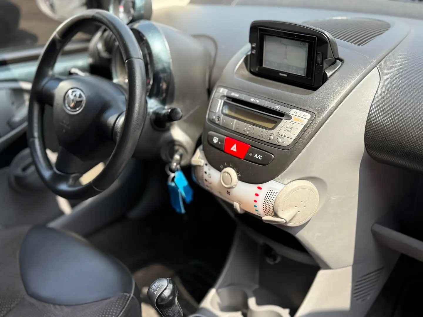 Toyota Aygo 1.0-12V Aspiration Green Navigator Airco 5d Elektr Grijs - 2